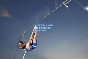 角球区奇景！哈兰德低头见居莱尔贴防 绷不住笑意引热议