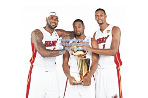 欧冠决赛巅峰对决，皇家马德里加时绝杀利物浦，第15次捧起大耳朵杯