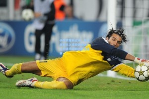 卡佩罗犀利点评，尤文战米兰上演恐惧对决，上半场沉闷如社区友谊赛