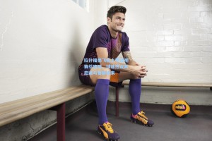 拉什福德飞机上专注观赛引猜测，球迷热议其忠诚与曼联未来